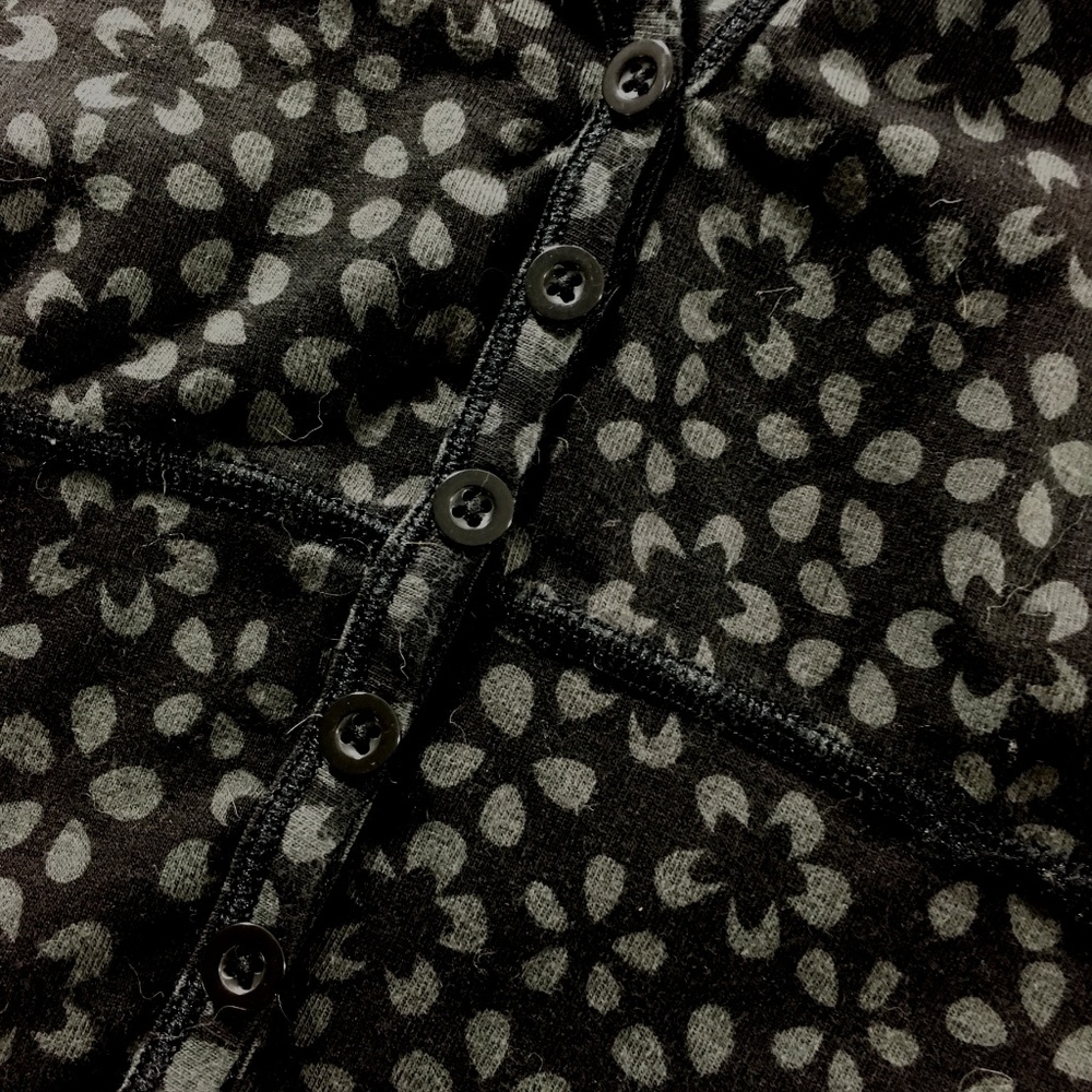 Mind Body Soul Women's Pullover Shirt Size Medium Kangaroo Pocket Black Floral - Picture 7 of 8